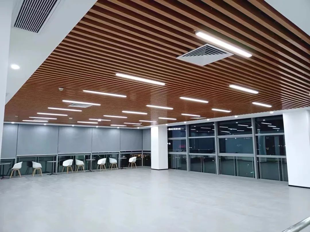 အလူမီနီယံ veneer ဒီဇိုင်းဗျူဟာ- လှပပြီး တာရှည်ခံသော ပတ်ဝန်းကျင်ကာကွယ်ရေးနှင့် ဘေးကင်းမှု၊ ပြီးပြည့်စုံသောနေရာကို ဖန်တီးရန် ကူညီပေးမည့် အဓိကအချက်လေးချက်။